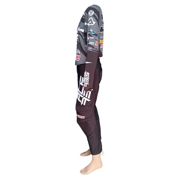 Set Hose + neue originale Shirt, kommt aus Überproduktion von Delvintor Alfarizi Hondax