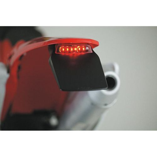 Lampa tylna LED z chlapaczem